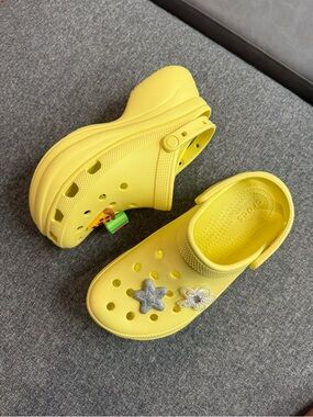 NWOT Crocs Classic Bae Clog Daylily Women's 8 Platform with 4 FREE JIBBITZ GIFTS